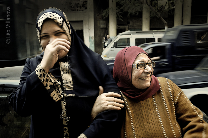 Cairo - mulheres sorrindo na rua 700