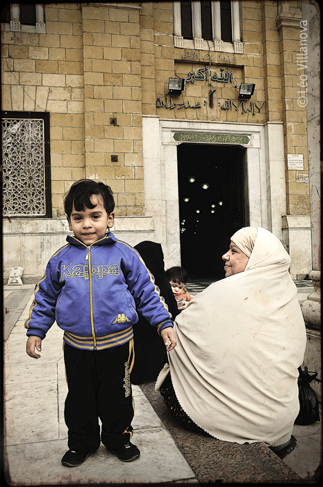 Cairo - Mae e filho na mesquita 700