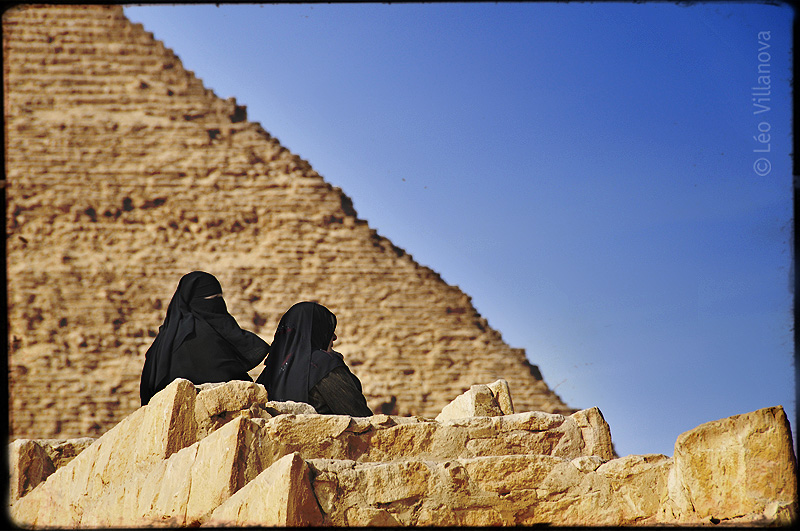 Cairo - mulheres na Piramide 700