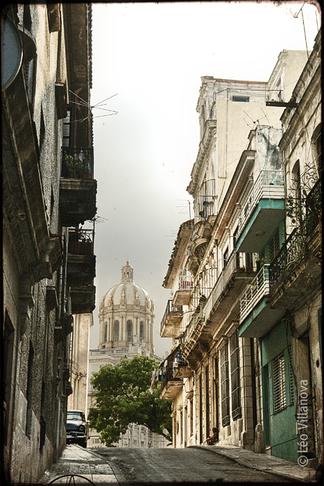 Habana Vieja - calle y iglesia 700